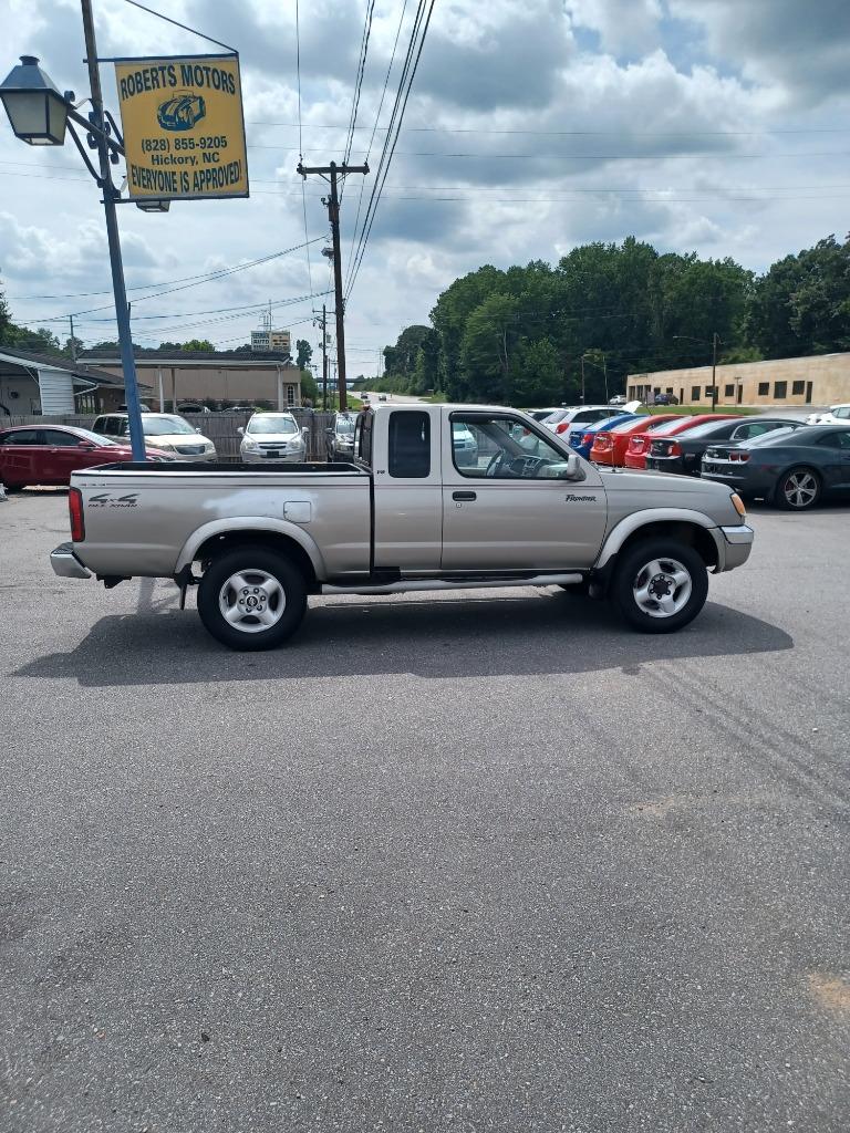2000 Nissan Frontier XE's photo