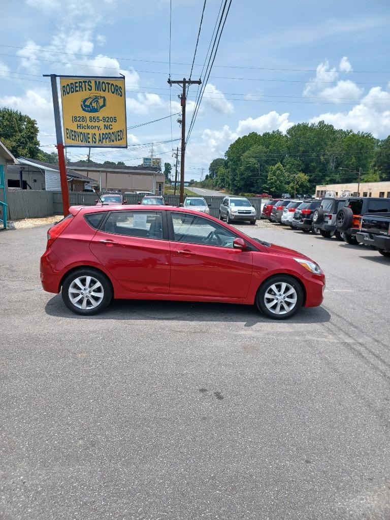 2014 Hyundai Accent SE 5-Door 6-Speed Automatic's photo